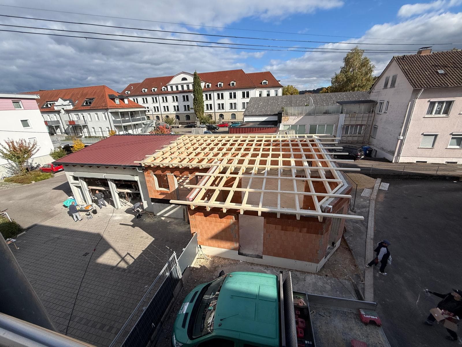 Rohbau des Jugendraum-Anbaus mit aufgesetztem Dachstuhl